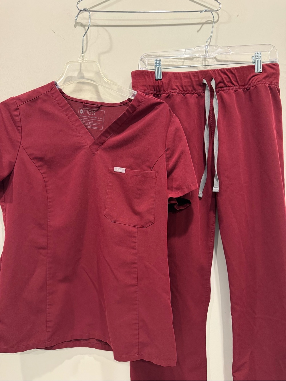 Figs Women's Scrub Set Catarina Top M & Livingston Pant M  in Burgundy